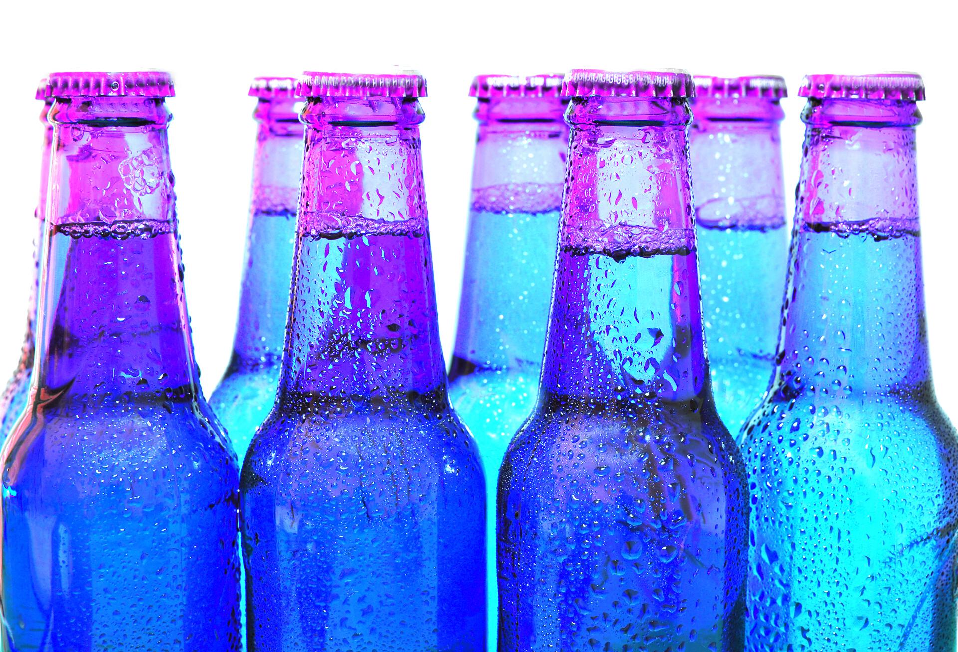Kaltgetränke, blaue Glasflaschen, Limonade