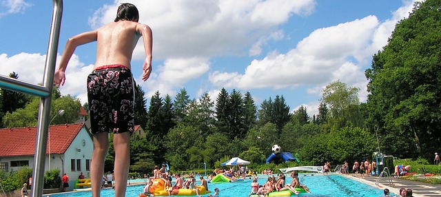 Freibad, Kind auf Sprungbrett