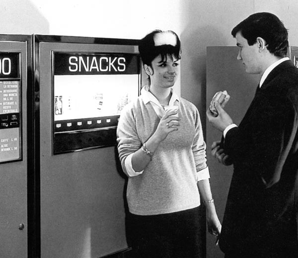 50er Jahre Foto, 2 Büroangestellte vor Snackautomat
