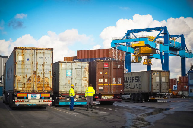 container logistik lieferkette verladung auf lkw spedition