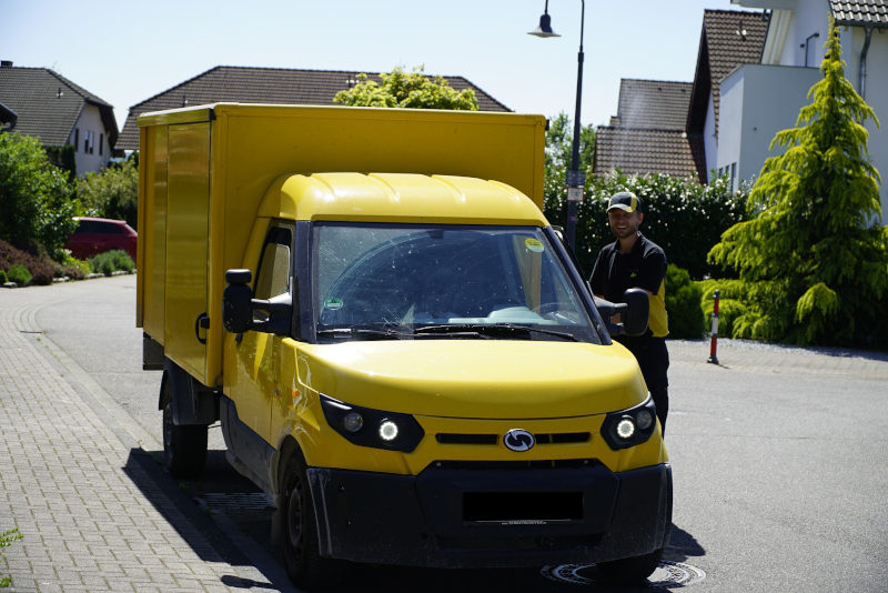 paketzusteller viele pakete wenig zeit fuer essen und trinken